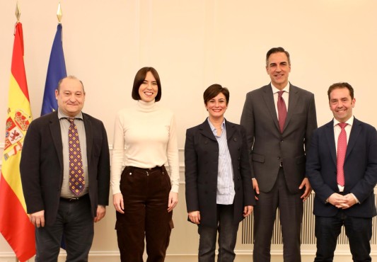 Los alcaldes de Ermua y Viladecans con las ministras y el secretario general