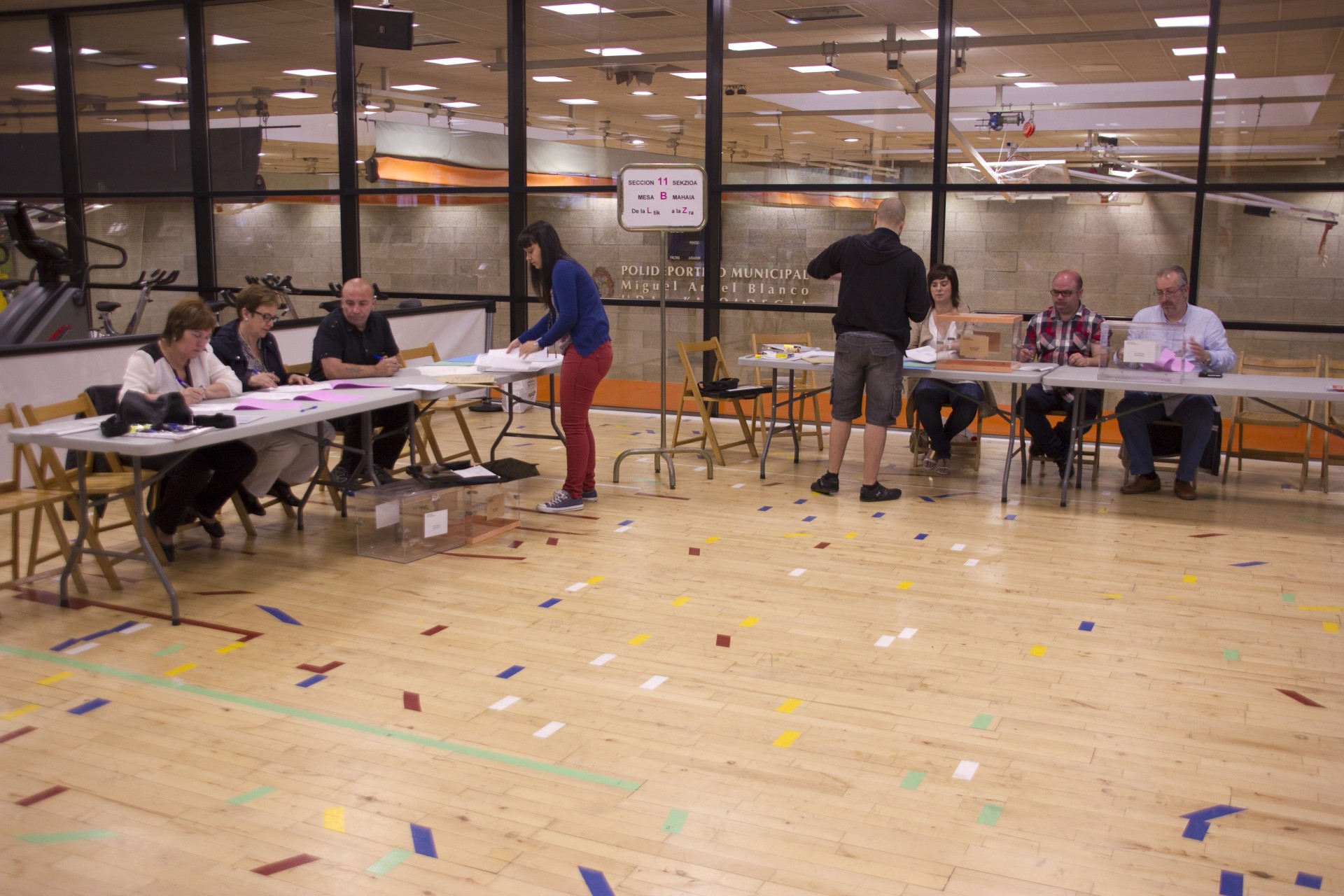 Formación de mesas electorales en el Polideportivo municipal